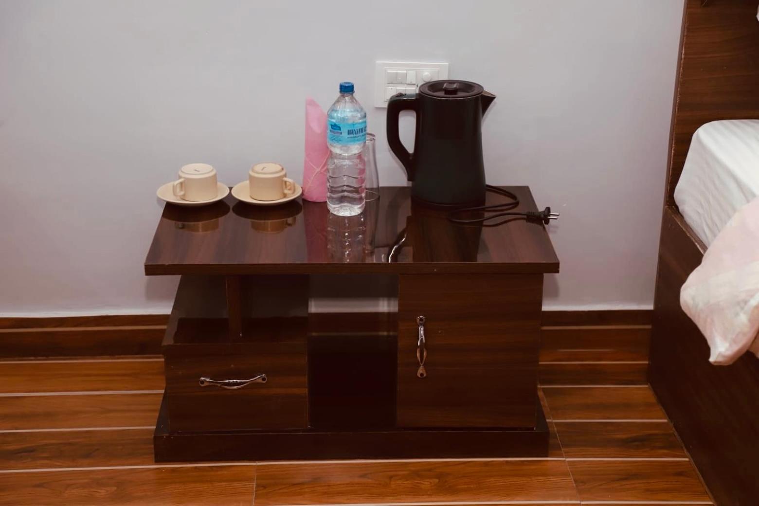 Typical Nepali Kitchen - No Pizza - No Pasta - No Problem !! Ξενοδοχείο Sauraha Εξωτερικό φωτογραφία