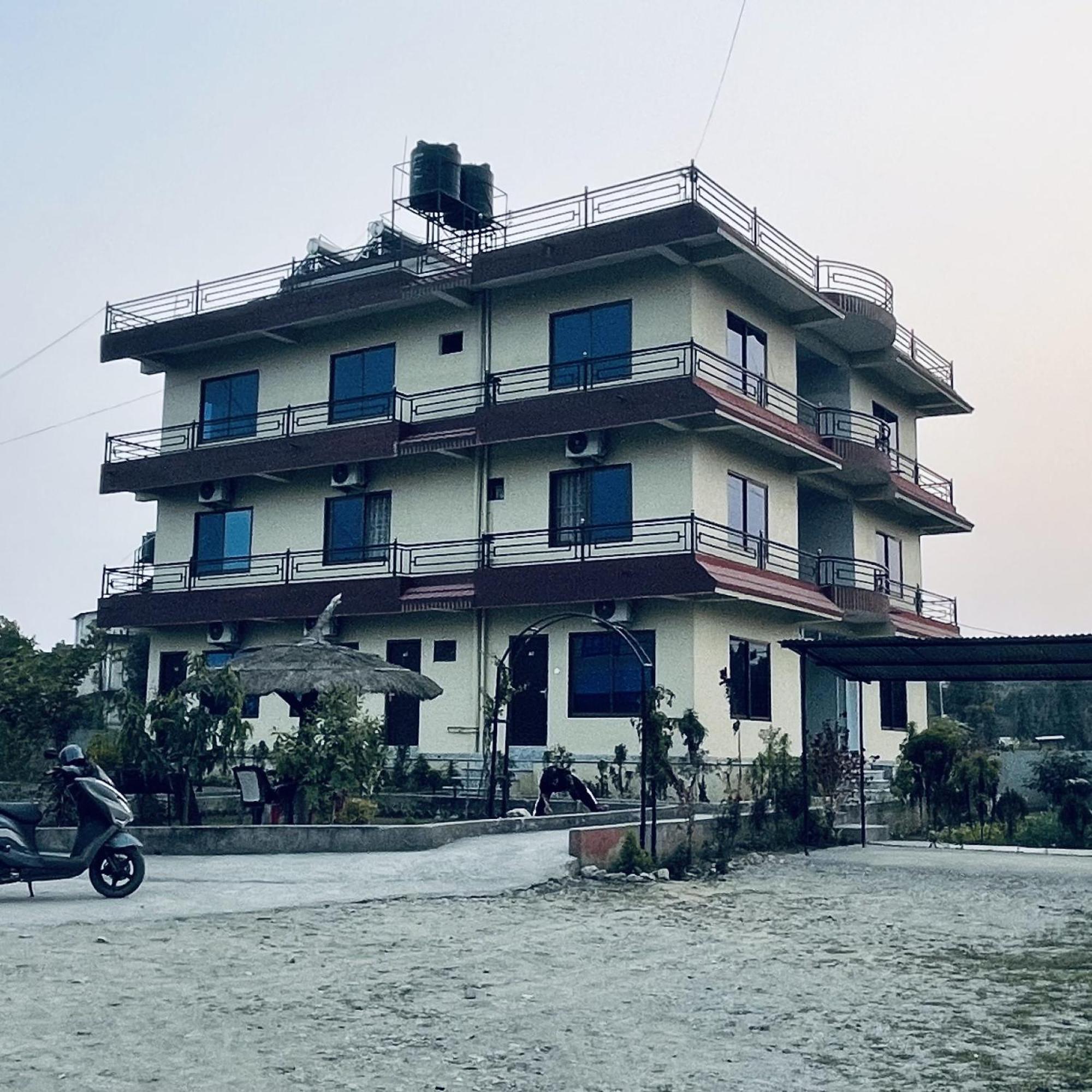 Typical Nepali Kitchen - No Pizza - No Pasta - No Problem !! Ξενοδοχείο Sauraha Εξωτερικό φωτογραφία