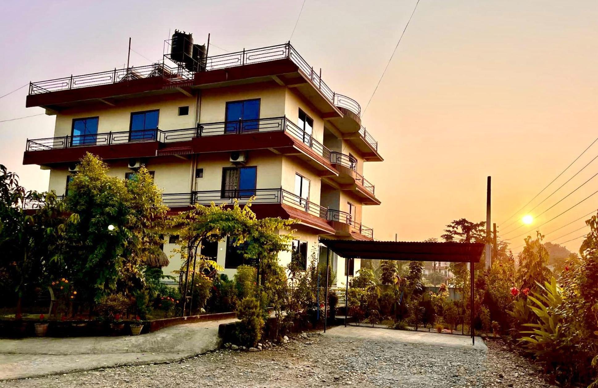 Typical Nepali Kitchen - No Pizza - No Pasta - No Problem !! Ξενοδοχείο Sauraha Εξωτερικό φωτογραφία